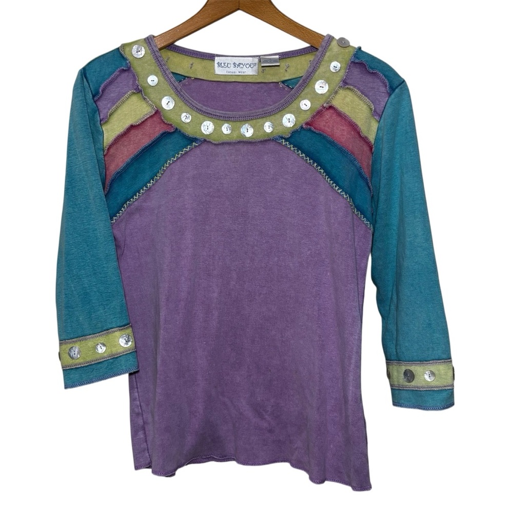 Bleu Bayou casual top with reverse inseam and shell button detail. Women’s M